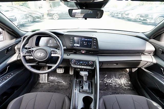 Used 2025 Gray Hyundai SEL Sport image 16