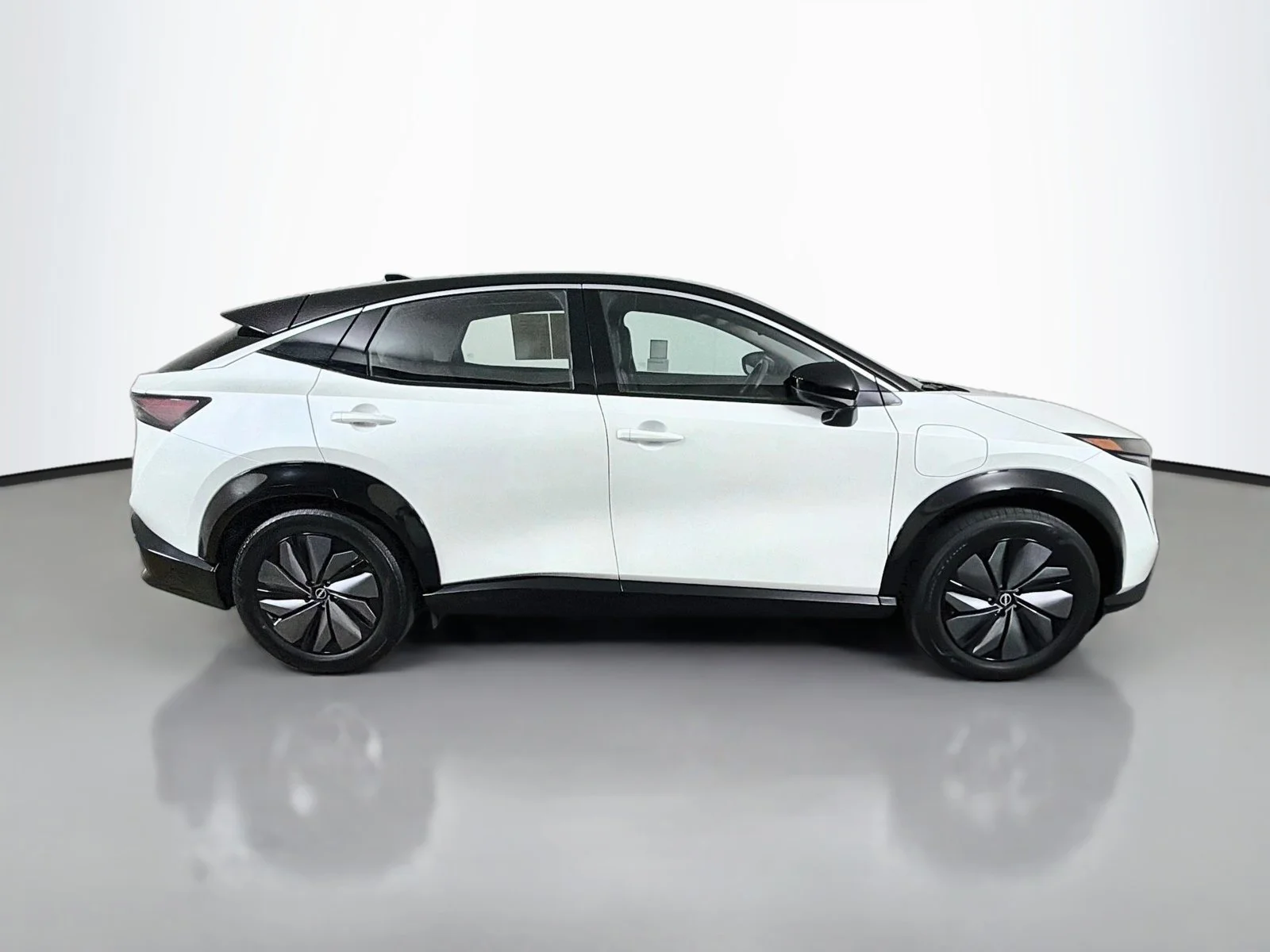 Used 2024 Everest White Pearl Tricoat/Black Diamond Pearl Nissan ENGAGE image 6