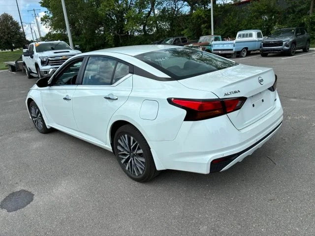 Used 2024 White Nissan 2.5 SV image 13