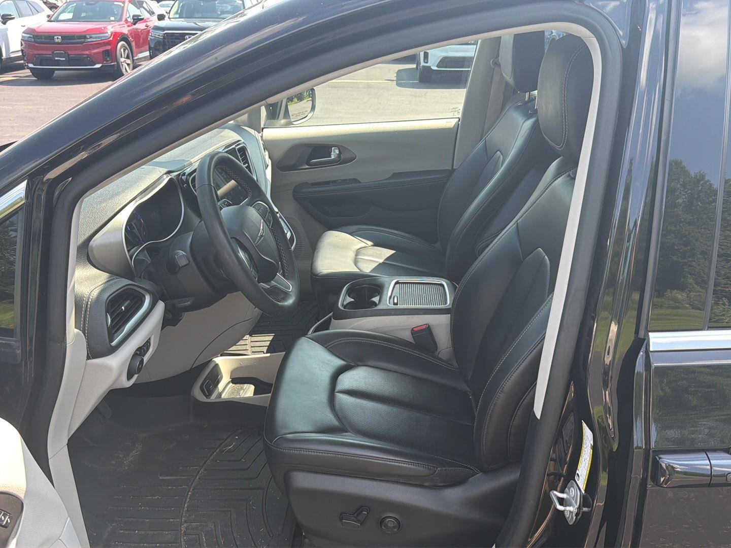 Used 2023 Brilliant Black Crystal Pearlcoat Chrysler Touring L image 15