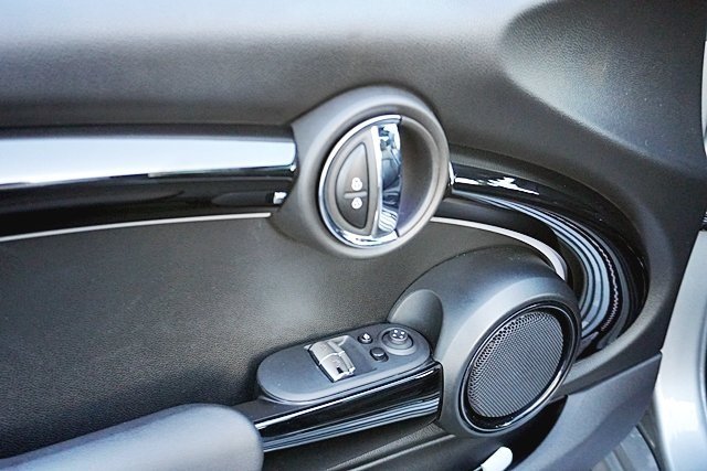 Used 2023  MINI Base image 18