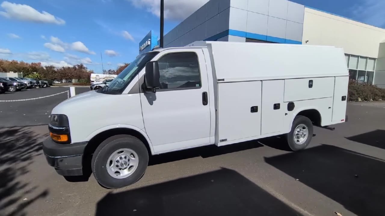 New 2025 Summit White Chevrolet 1WT image 35