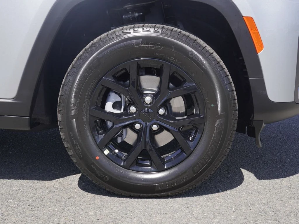 New 2026 Silver Zynith Exterior Paint Jeep Laredo Altitude image 9