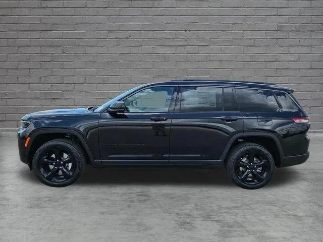 New 2026 Diamond Black Crystal Pearl-Coat Exterior Paint Jeep Limited image 2
