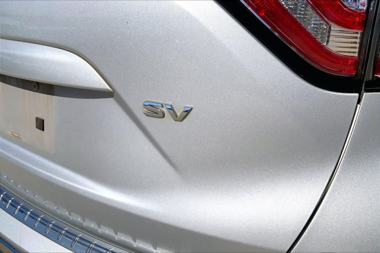 Used 2015 Brilliant Silver Metallic Nissan SV image 9