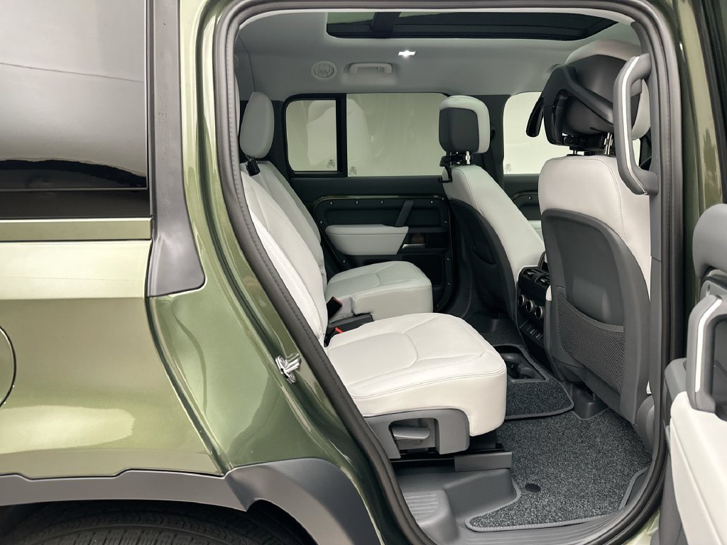 New 2027 Woolstone Green Metallic Land Rover S image 7