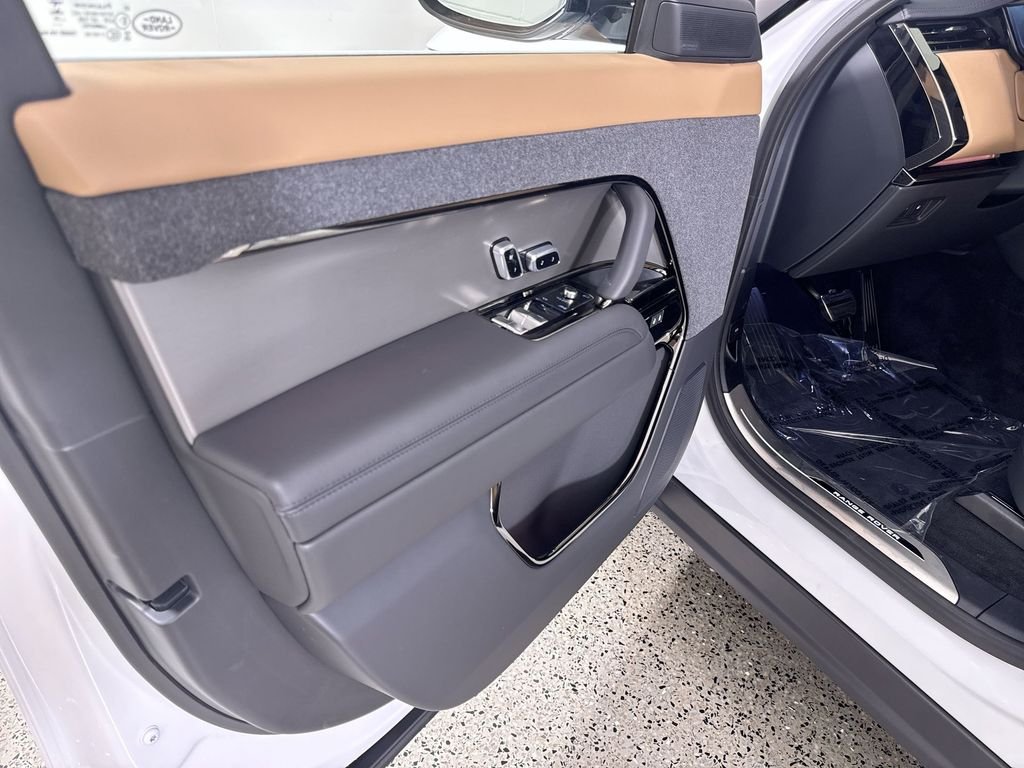 New 2026 OSTUNI PRL WHT Land Rover Dynamic SE image 13