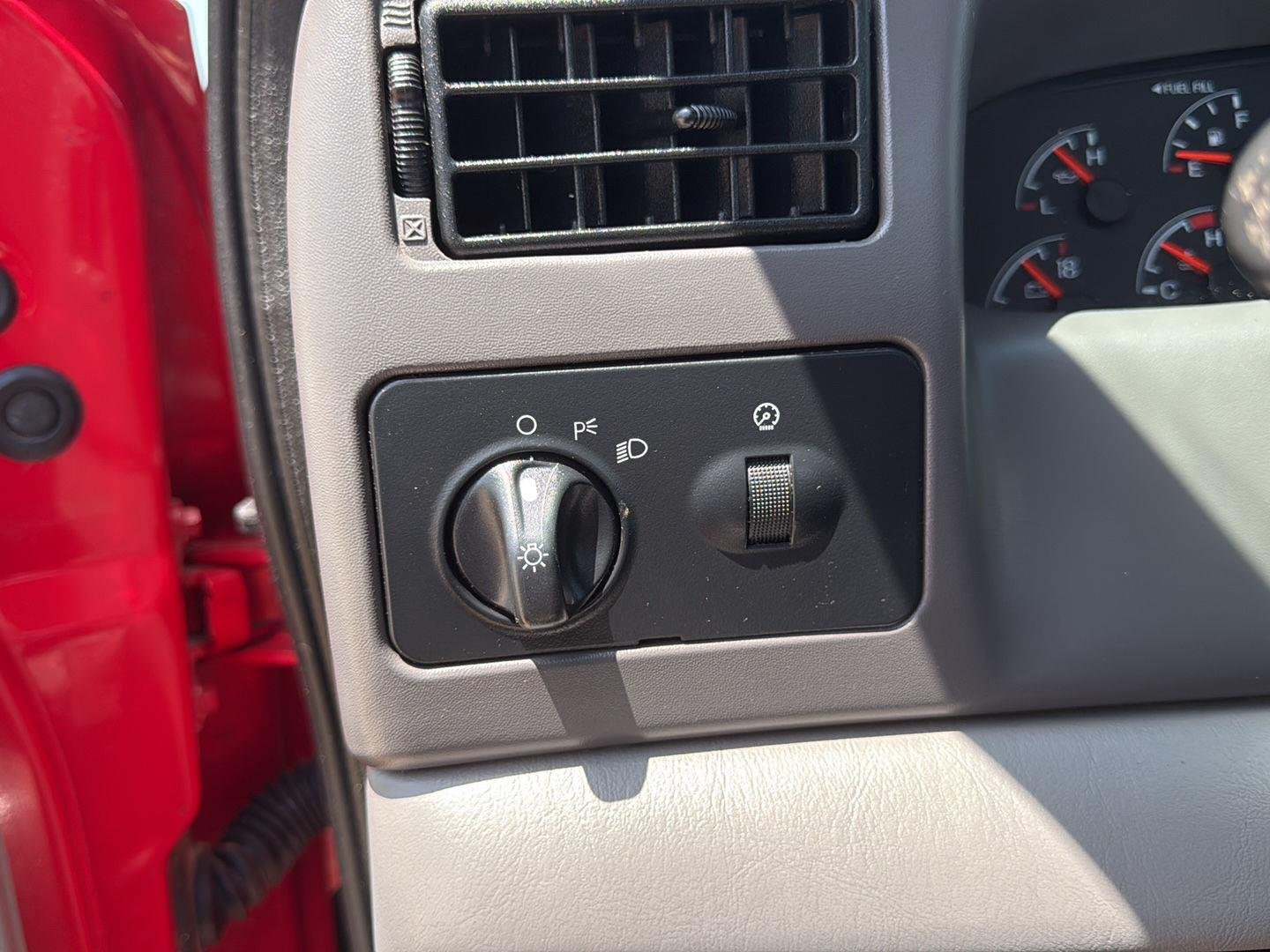 Used 2001 red Ford XL image 15