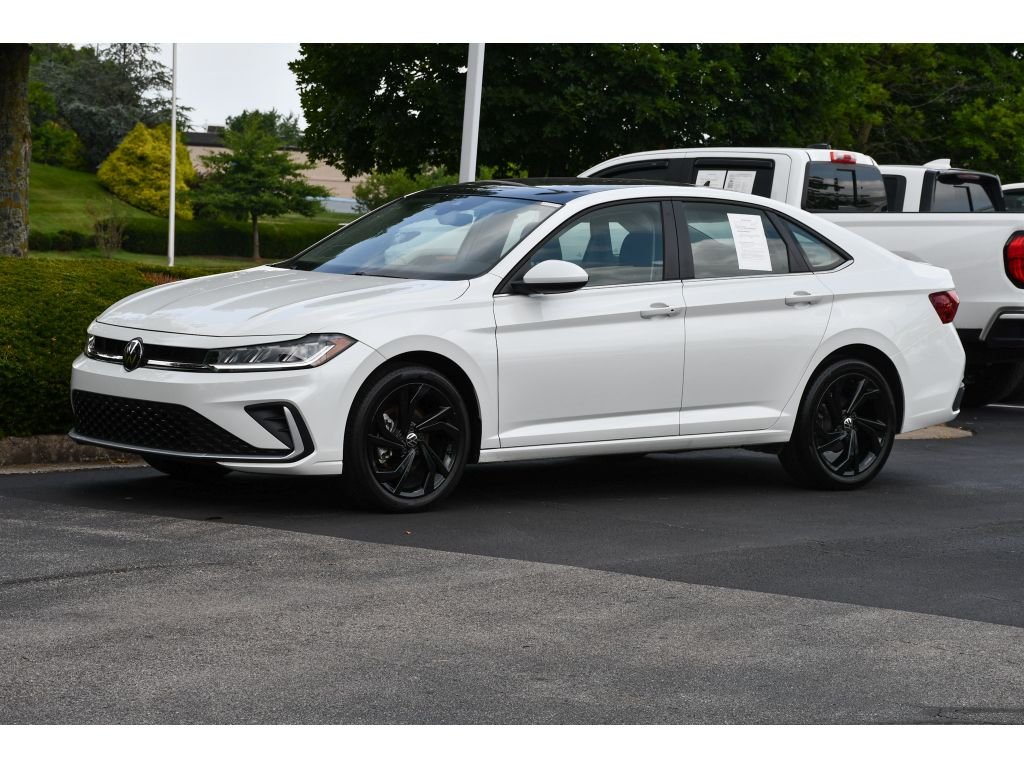 Used 2025 Opal White Pearl Volkswagen SE image 8
