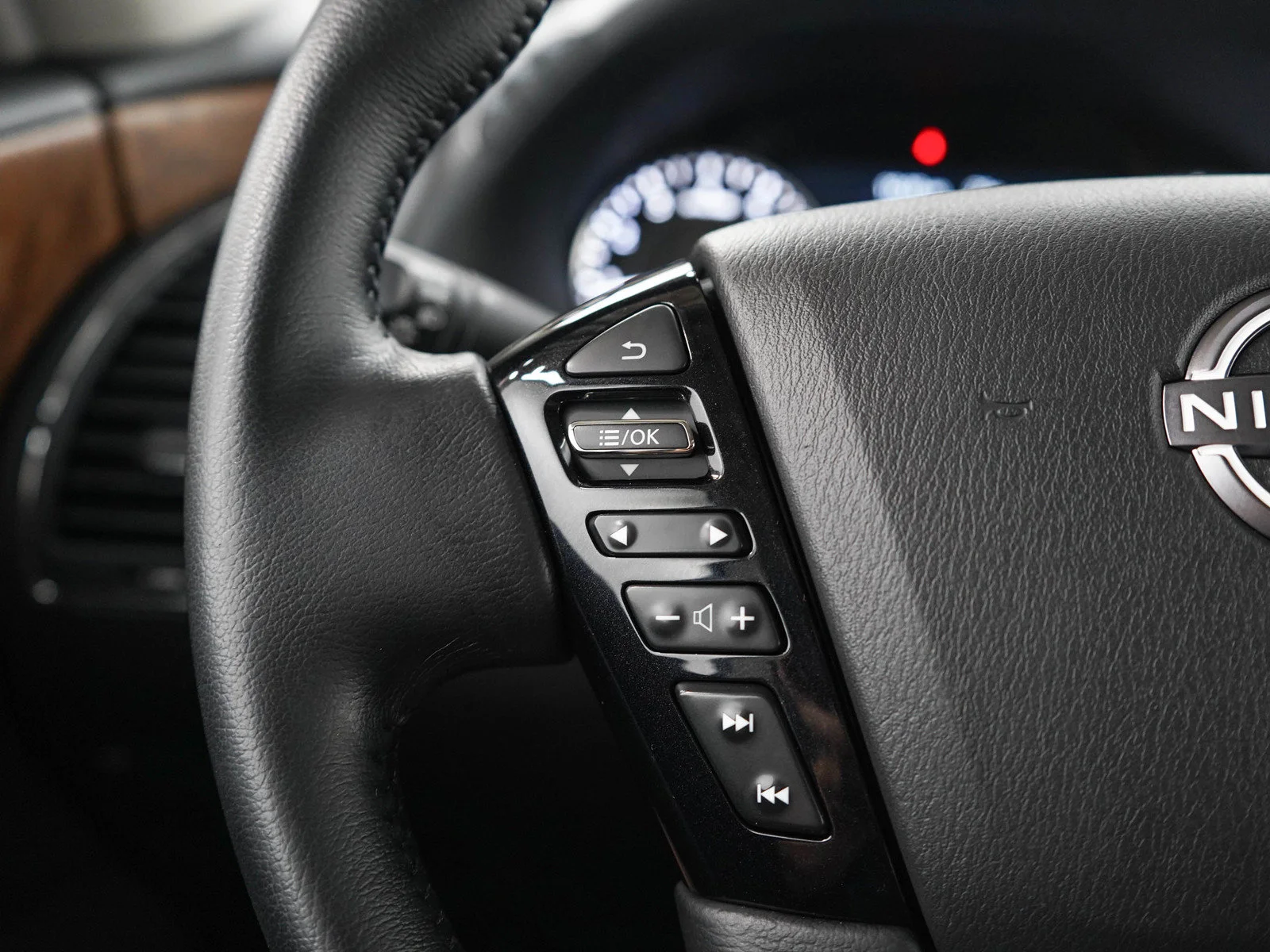 Used 2022  Nissan SL image 25