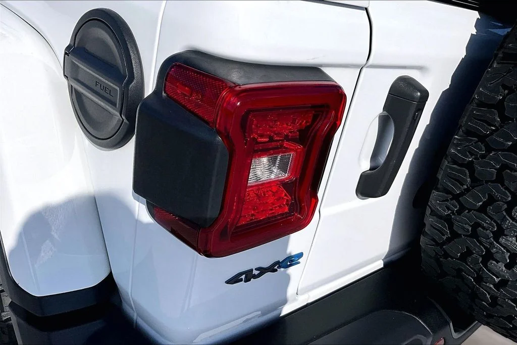 Used 2022 White Jeep Unlimited Rubicon 4xe image 21
