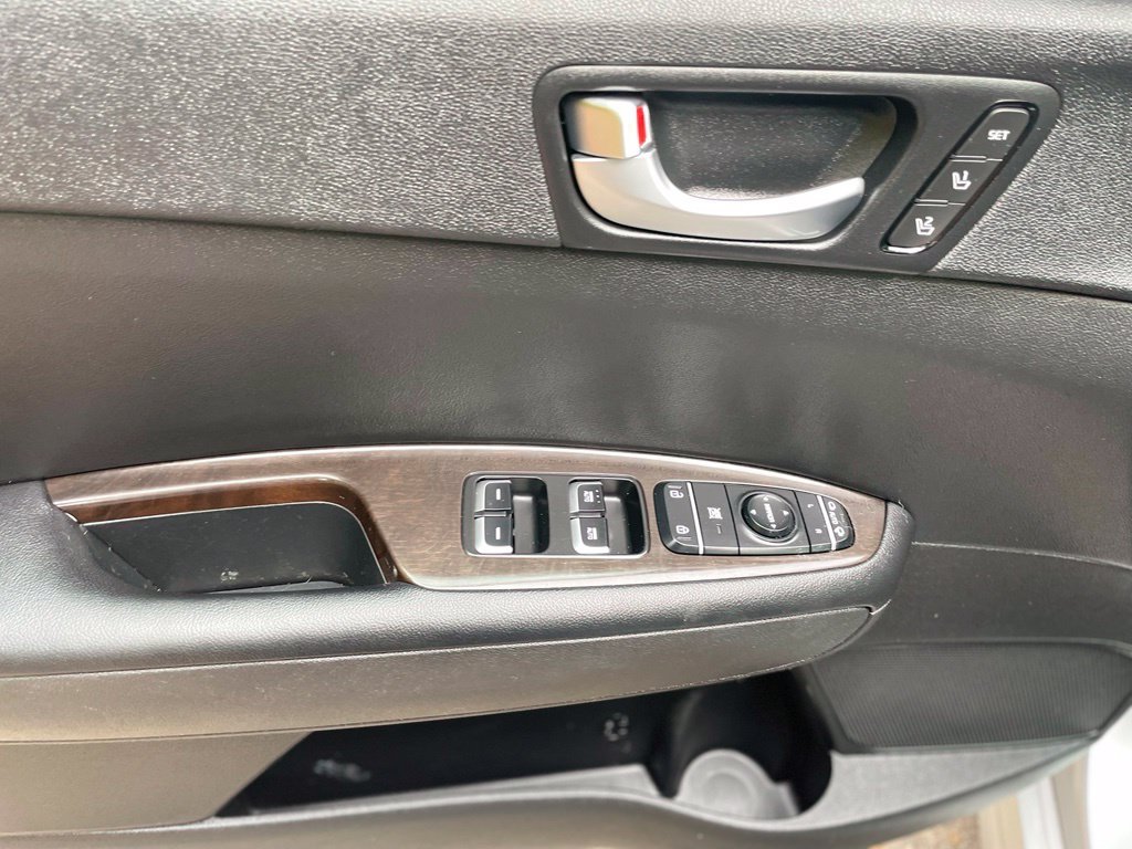 Used 2018 Sparkling Silver Kia EX image 8