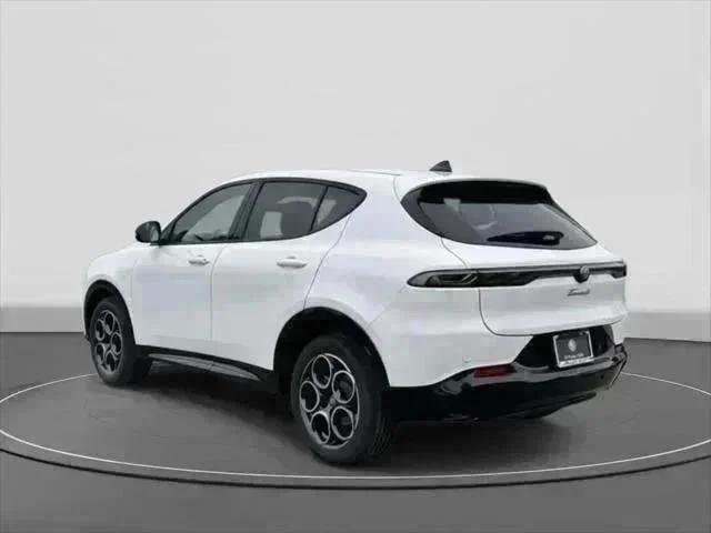 New 2025 Milano White Exterior Paint Alfa Romeo  image 4