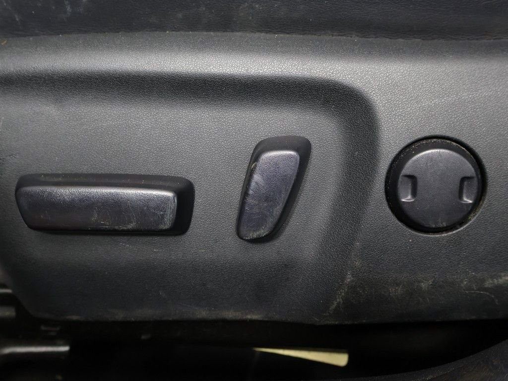 Used 2013 Silver Toyota SE image 27