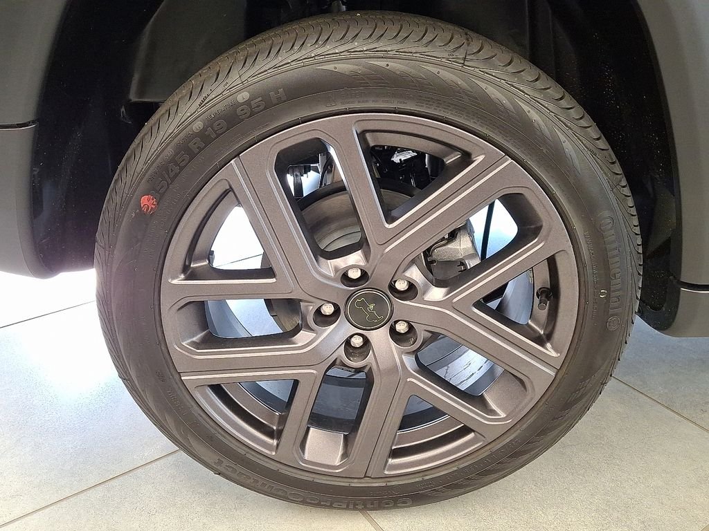 New 2026 Diamond Black Crystal Pearlcoat Jeep Latitude image 7