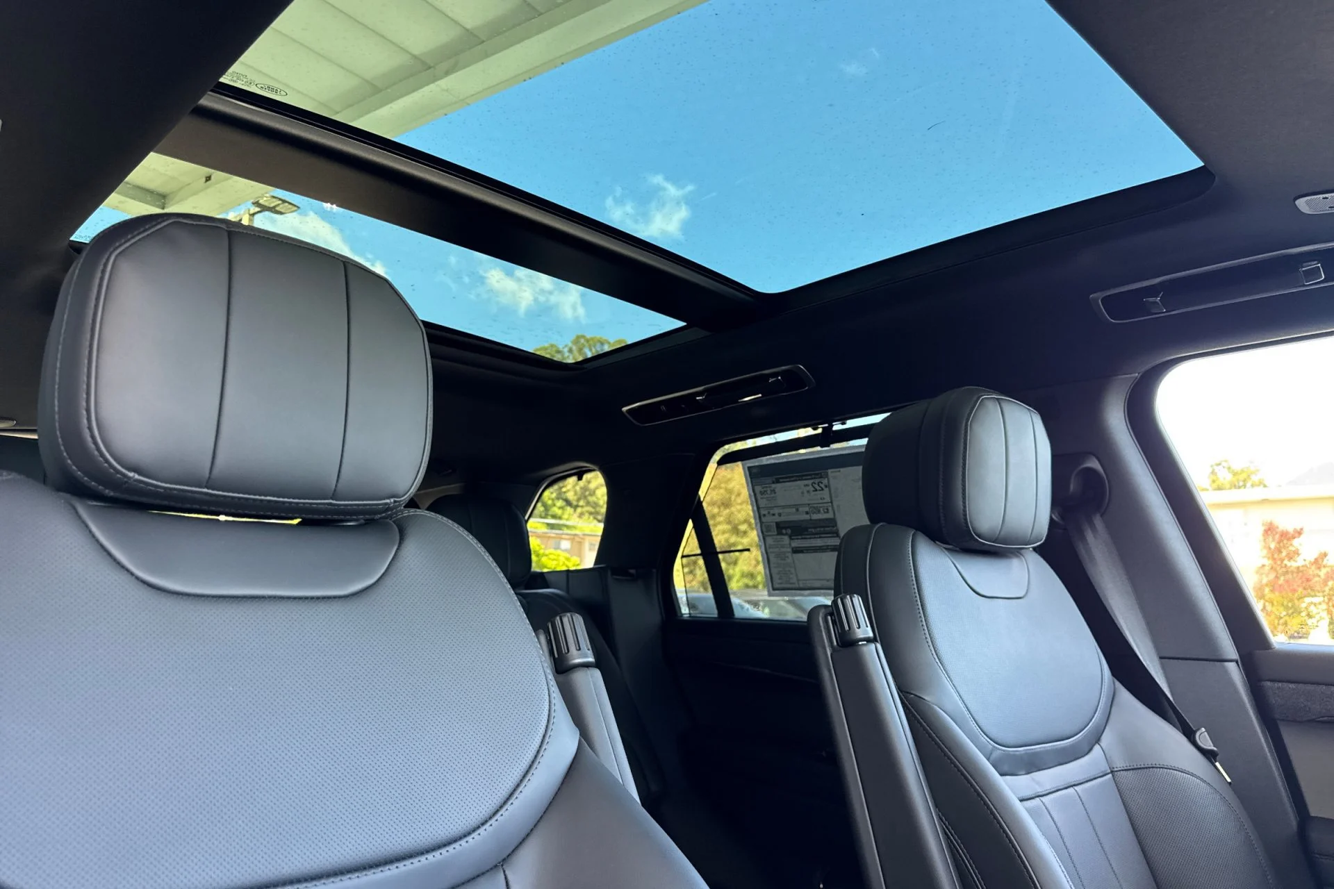 New 2026 Santorini Black Land Rover Dynamic SE image 19