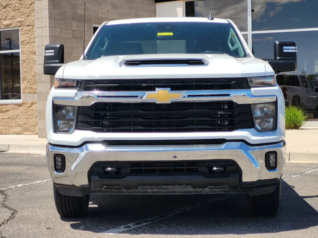 Used 2025 Summit White Chevrolet LT image 3