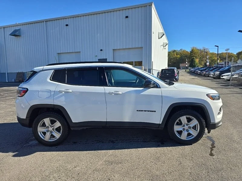 Used 2022 White Jeep Latitude image 9