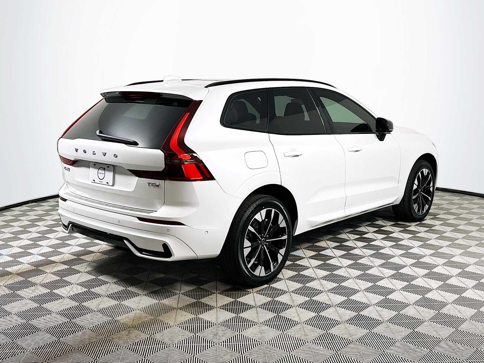 New 2026 Crystal White Volvo Plus image 7
