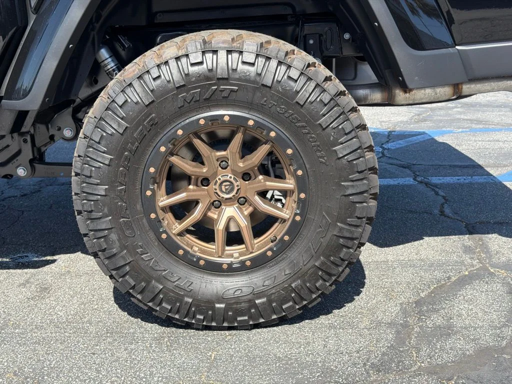 New 2026 Black Clear-Coat Exterior Paint Jeep Sahara image 16