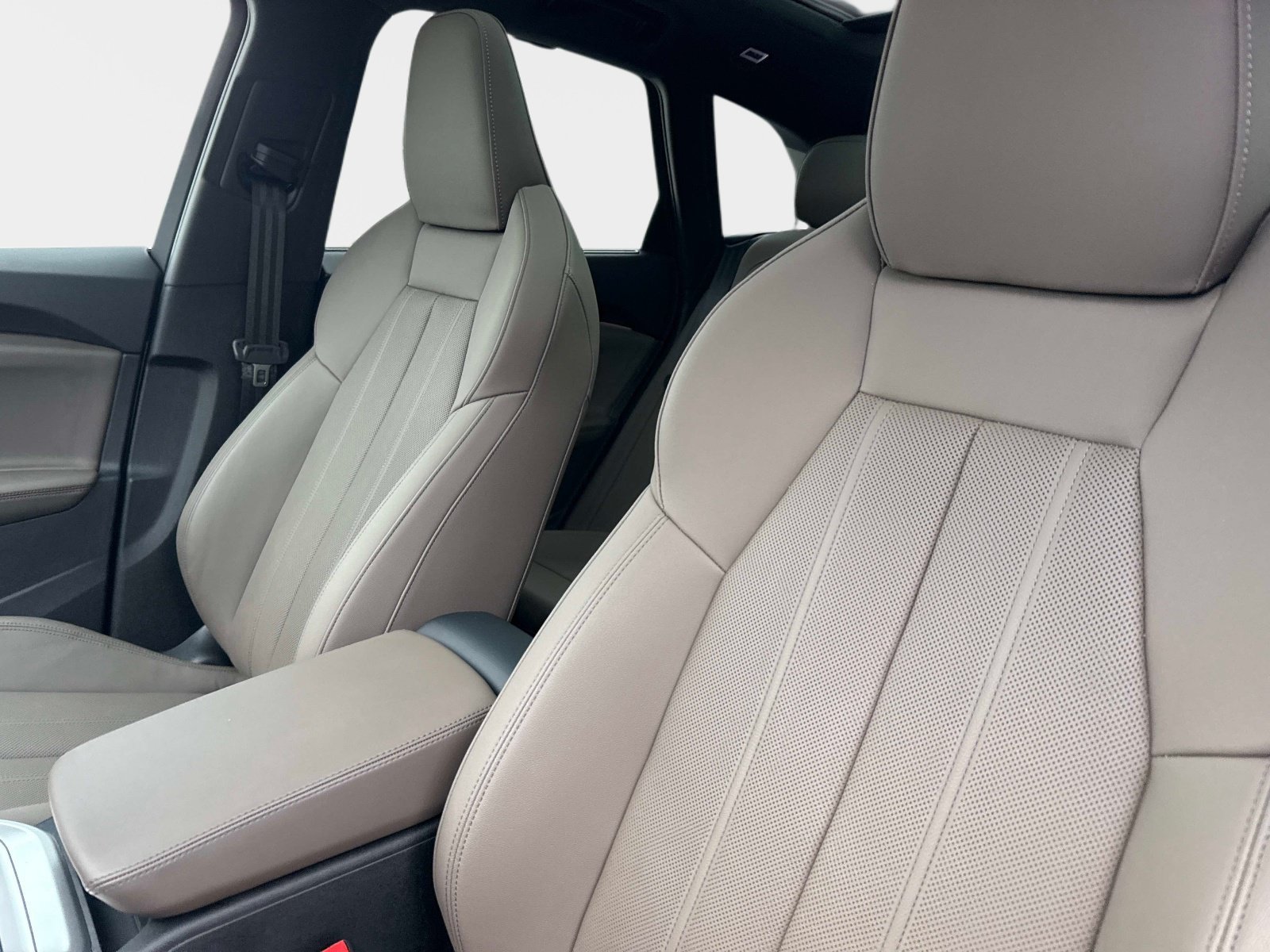 Used 2025 Arkona White Audi Premium Plus image 21
