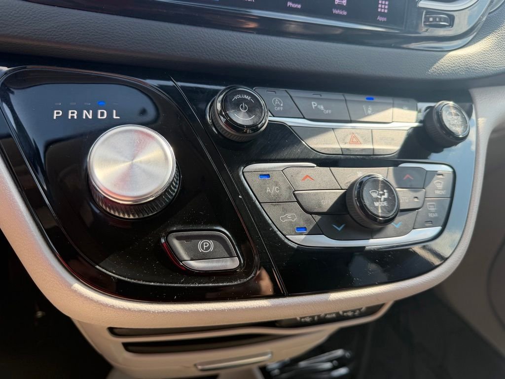 Used 2023 Black Chrysler Touring L image 5