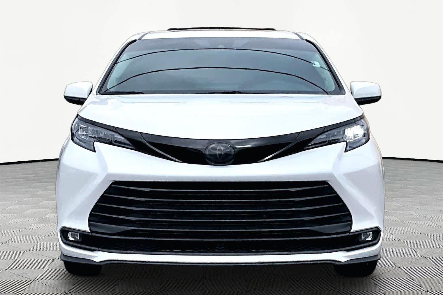 Used 2025 Wind Chill Pearl Toyota XLE image 4