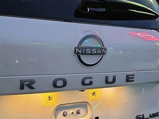 Used 2025 White/off-white Nissan SL image 7