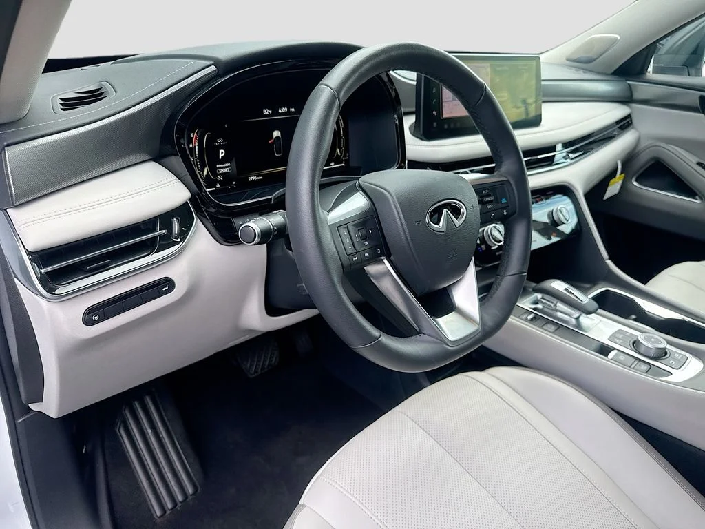 Certified Used 2026 White INFINITI LUXE image 10