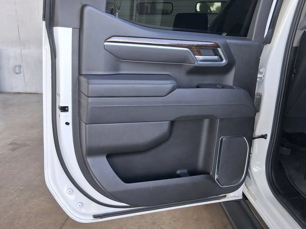 Used 2025 Summit White GMC Elevation image 21