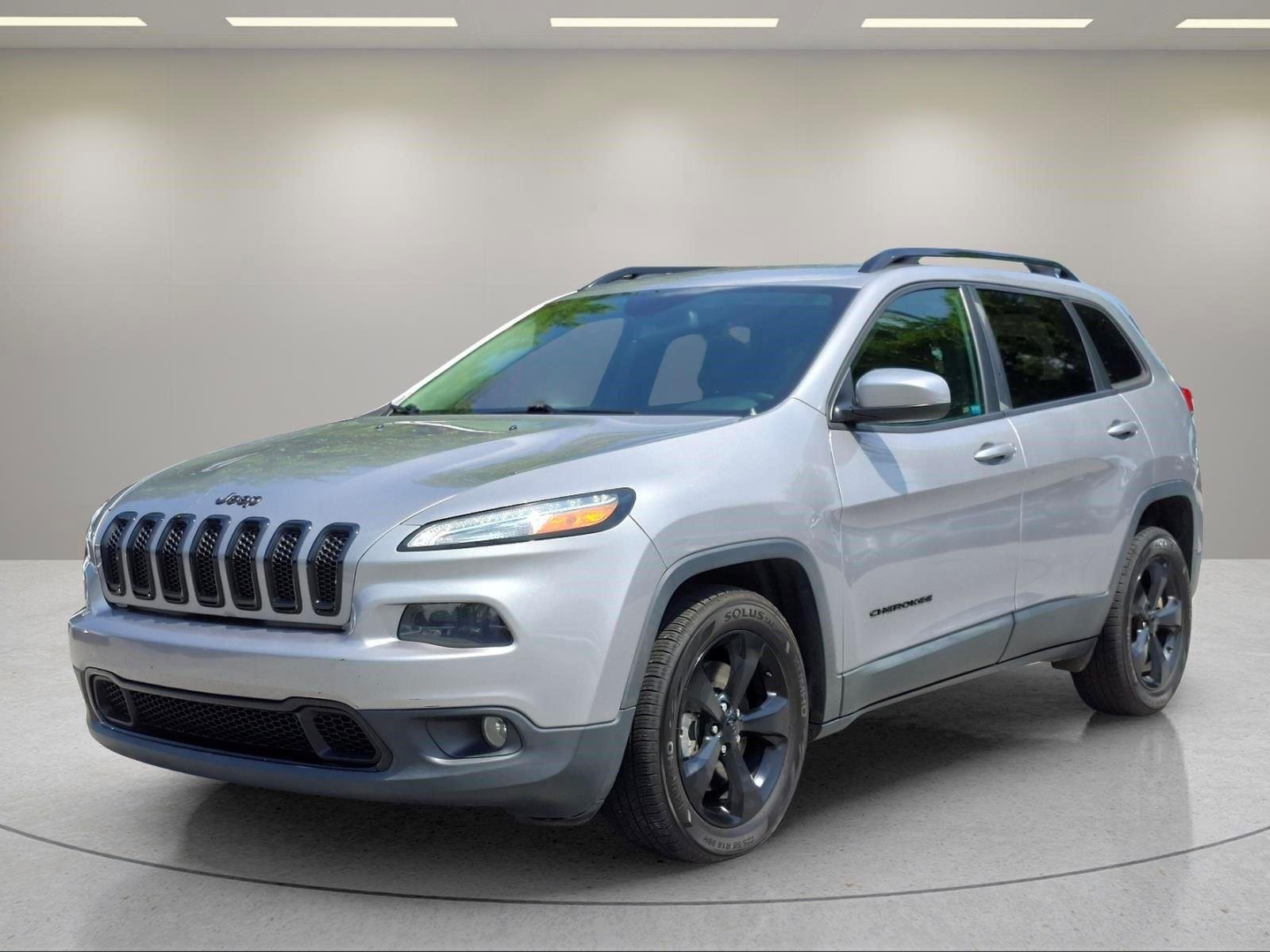 Used 2018 Billet Silver Metallic Clearcoat Jeep Latitude image 1