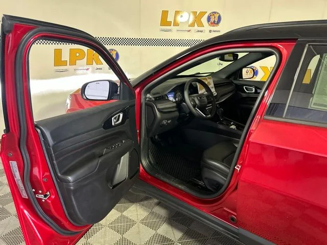 New 2026 Red Hot Pearl-Coat Exterior Paint Jeep Trailhawk image 12