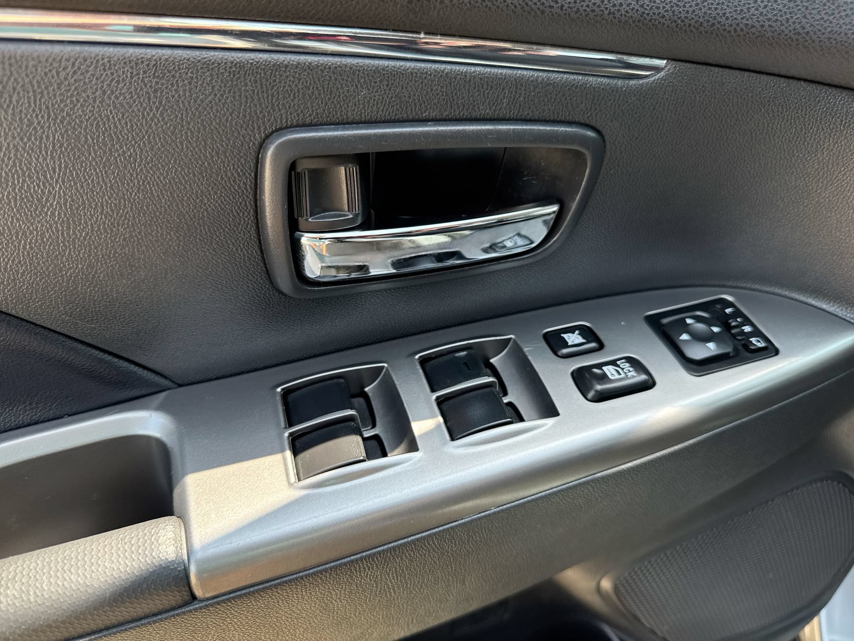 Used 2025 Gray Mitsubishi S image 13