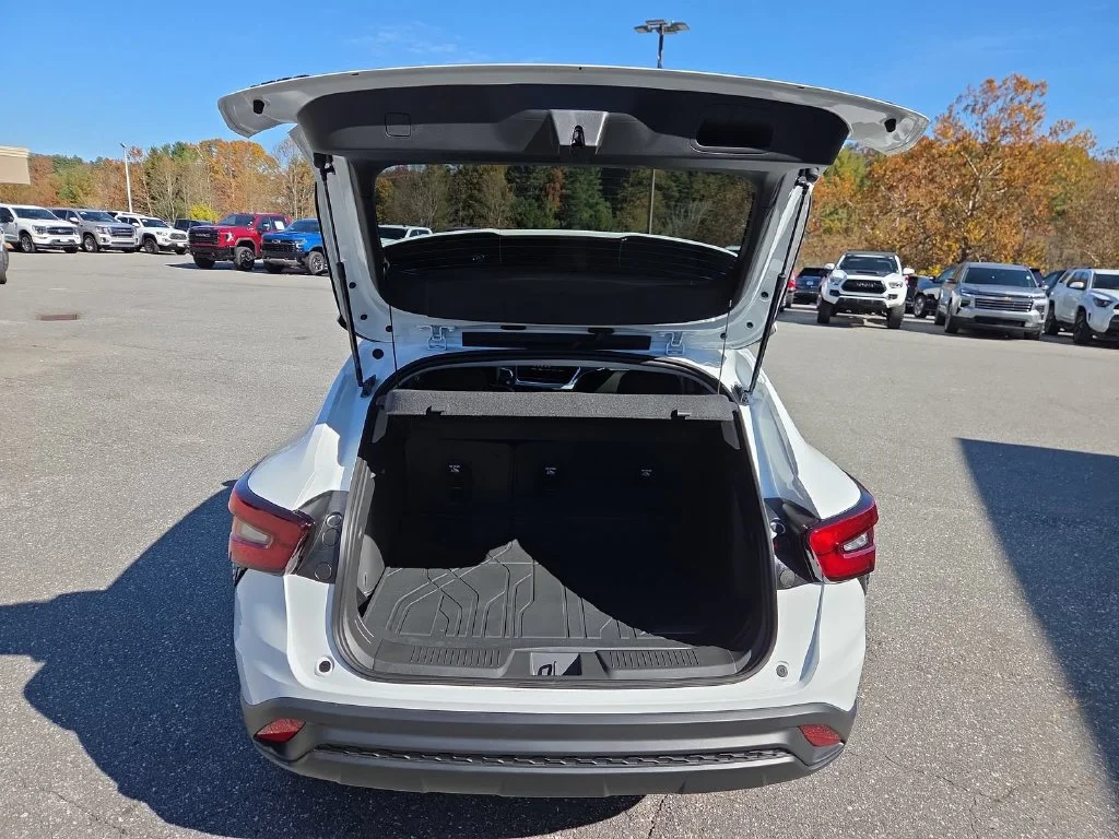 New 2026 White Chevrolet LT image 25