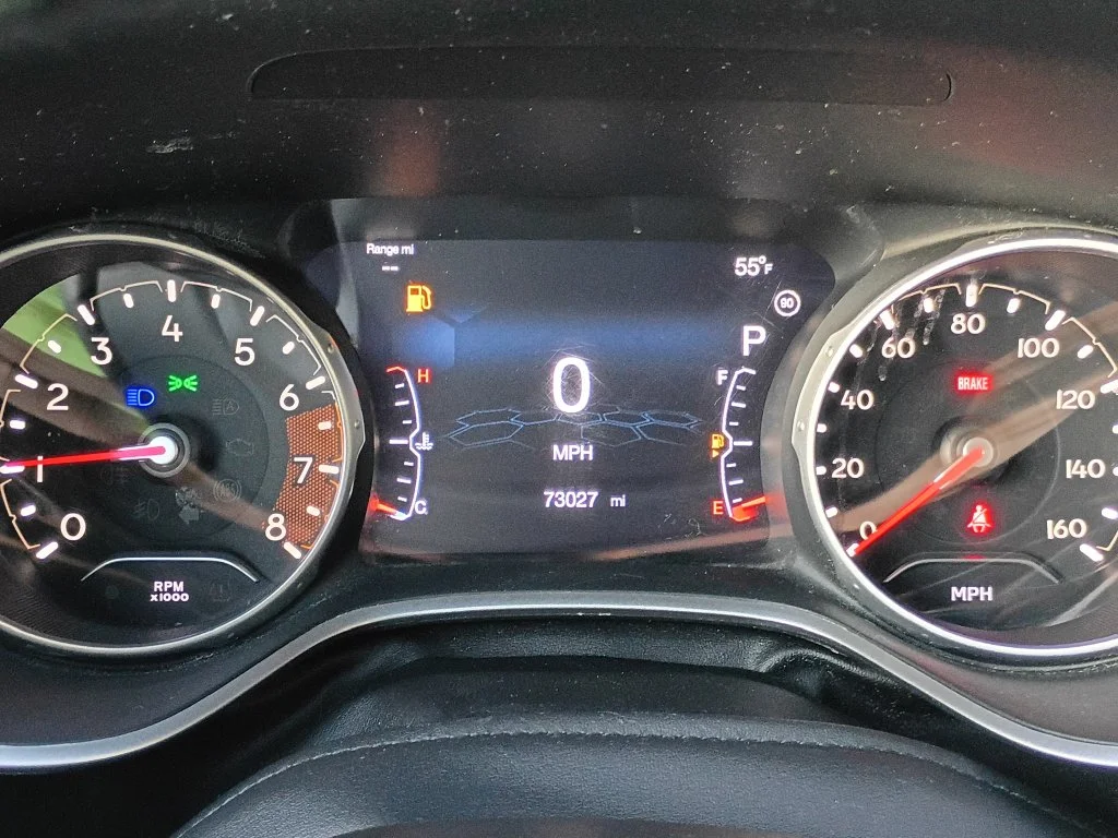 Used 2018 Billet Silver Metallic Clearcoat Jeep Latitude image 24