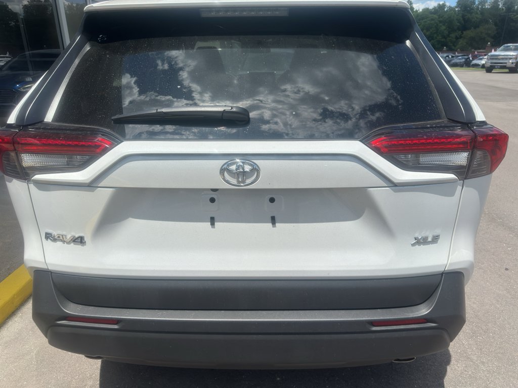 Used 2025 Wind Chill Pearl Toyota XLE Premium image 5