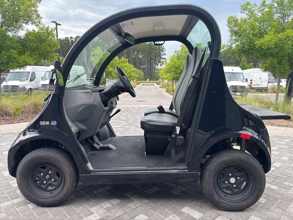 Used 2022 Black POLARIS ELECTRIC image 5