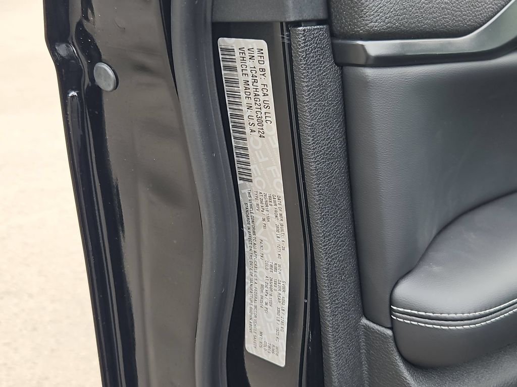 New 2026 Diamond Black Crystal Pearlcoat Jeep Laredo X image 29