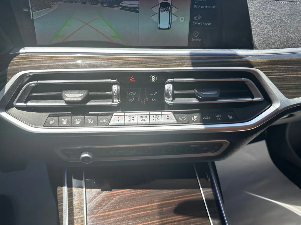 Used 2021 White BMW xDrive40i image 22