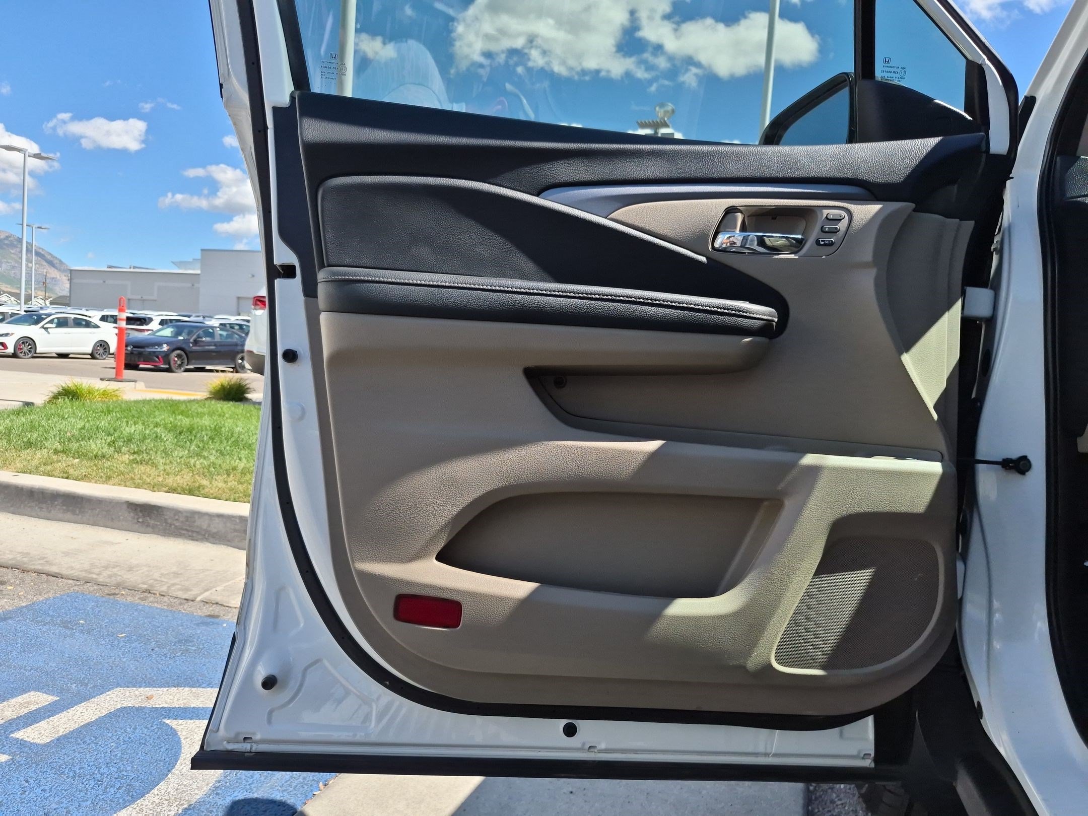 Used 2023 Platinum White Pearl Honda RTL image 13