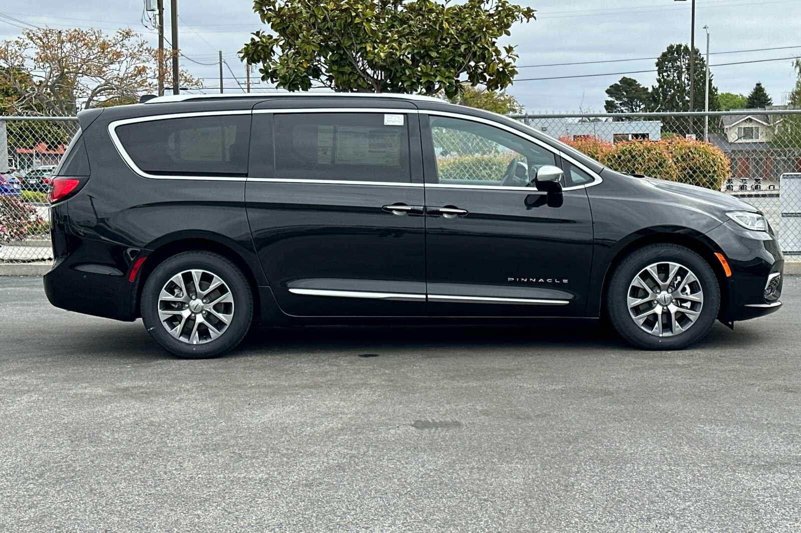 New 2023 Brilliant Black Crystal Pearl-Coat Exterior Paint Chrysler PINNACLE image 3