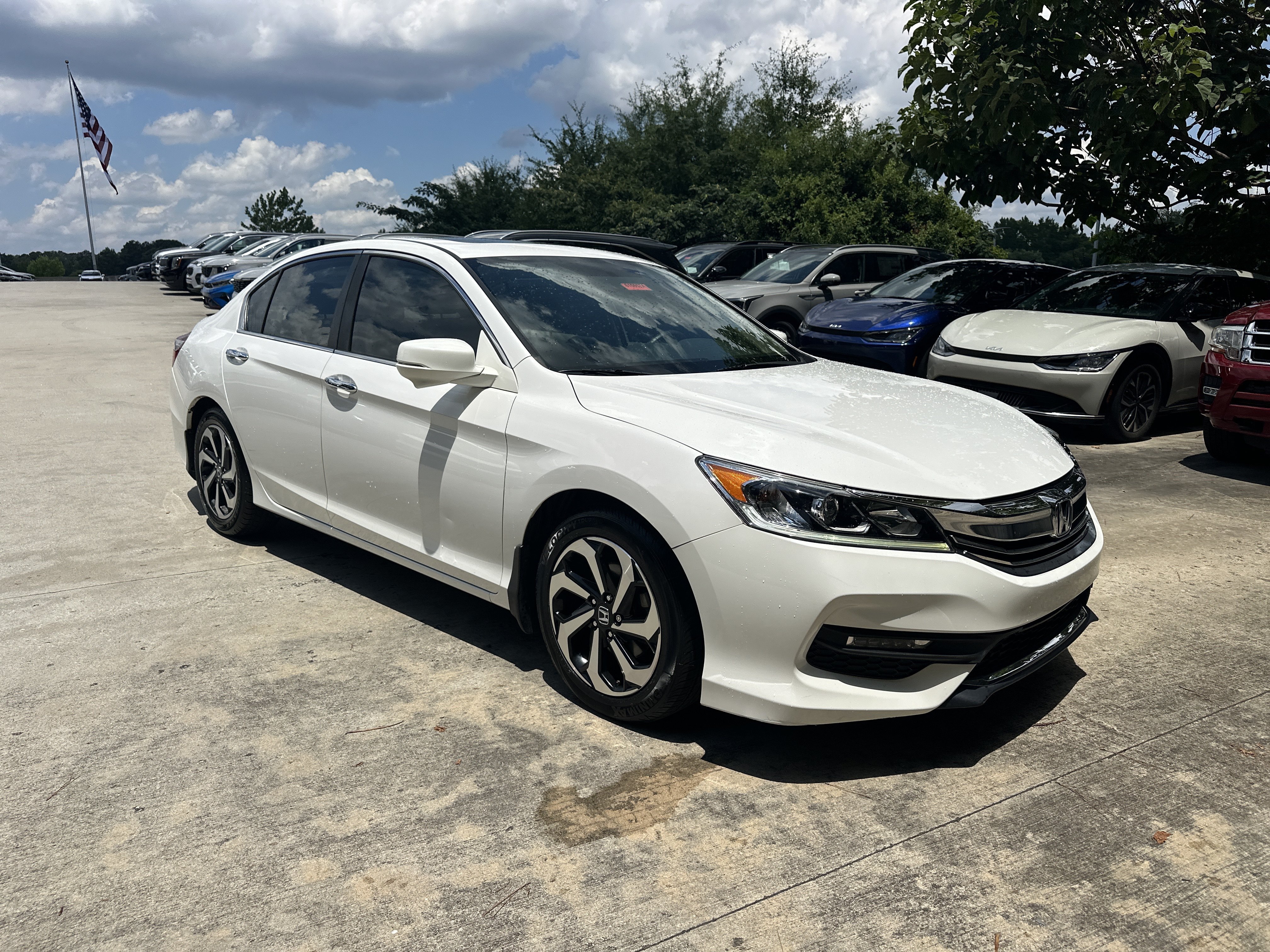 Used 2016 White Orchid Pearl Honda EX image 4
