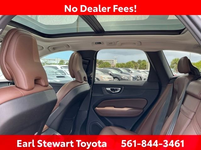 Used 2019 White Volvo T5 Momentum image 22