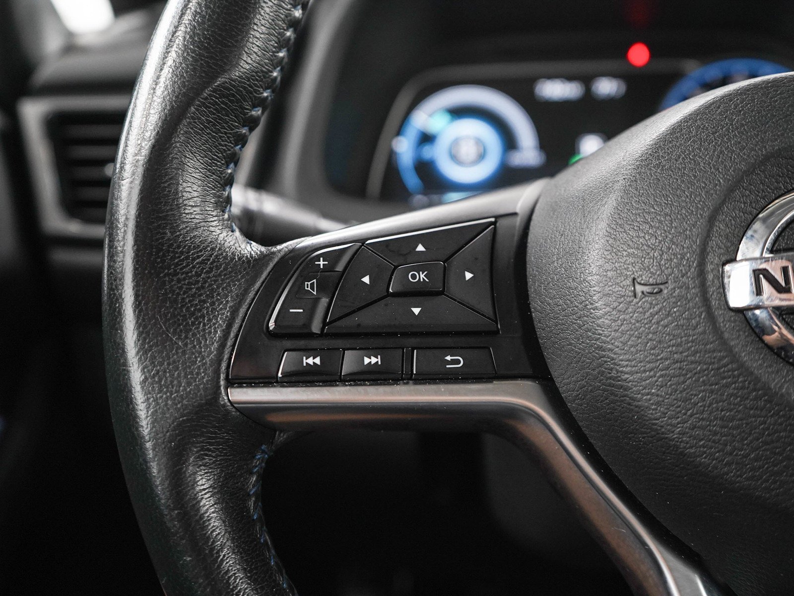 Used 2020 Gun Metallic Nissan SV Hatchback image 26
