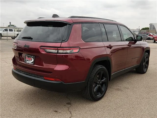 Used 2023 Red Jeep Altitude 4x4 image 4