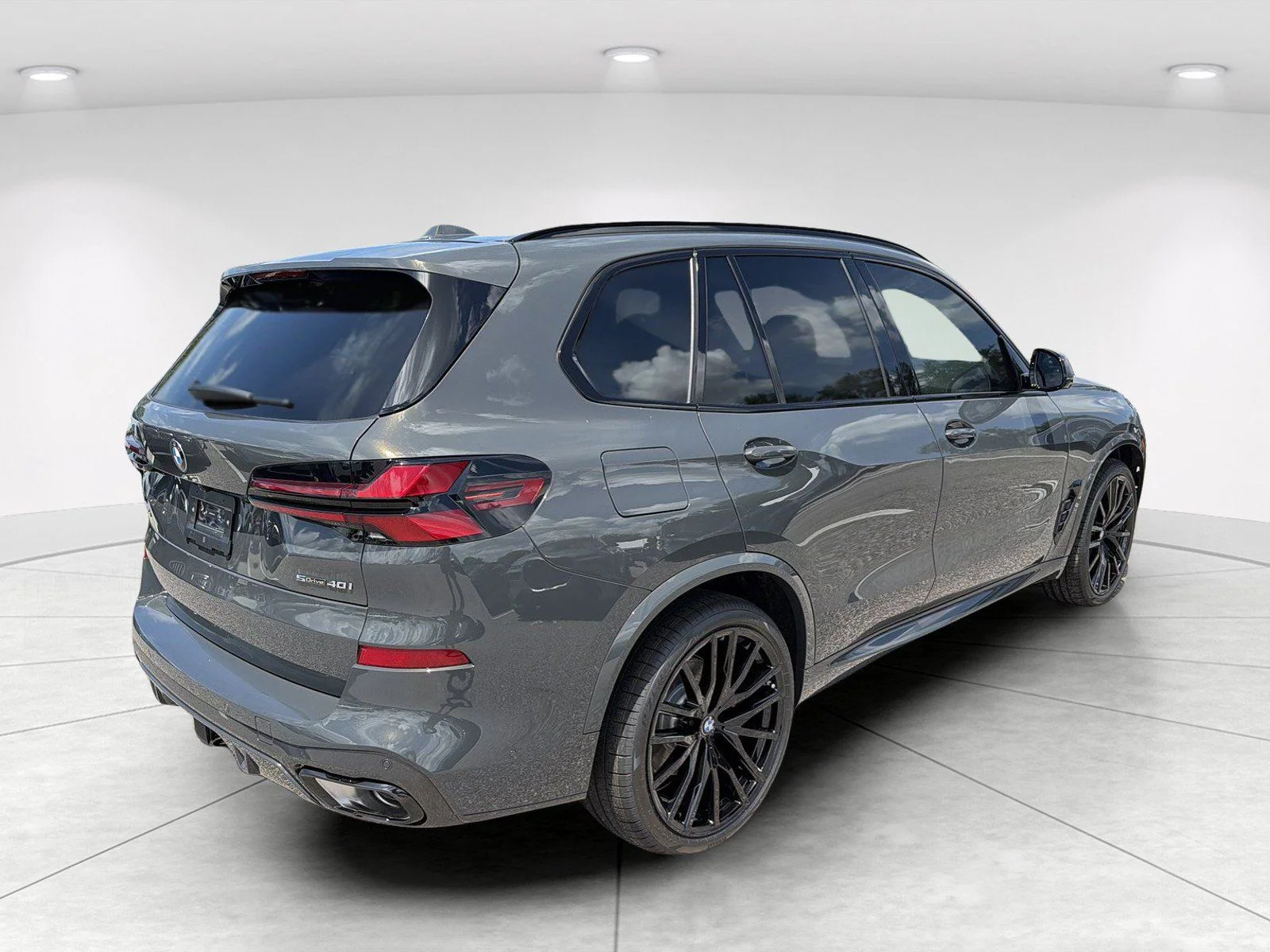 New 2026 Dravit Grey Metallic BMW sDrive40i image 4