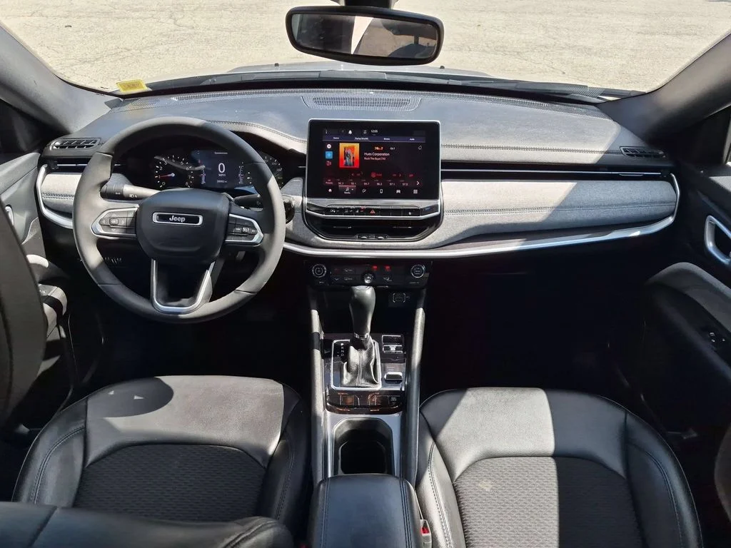 Used 2023 Silver Jeep Latitude image 16
