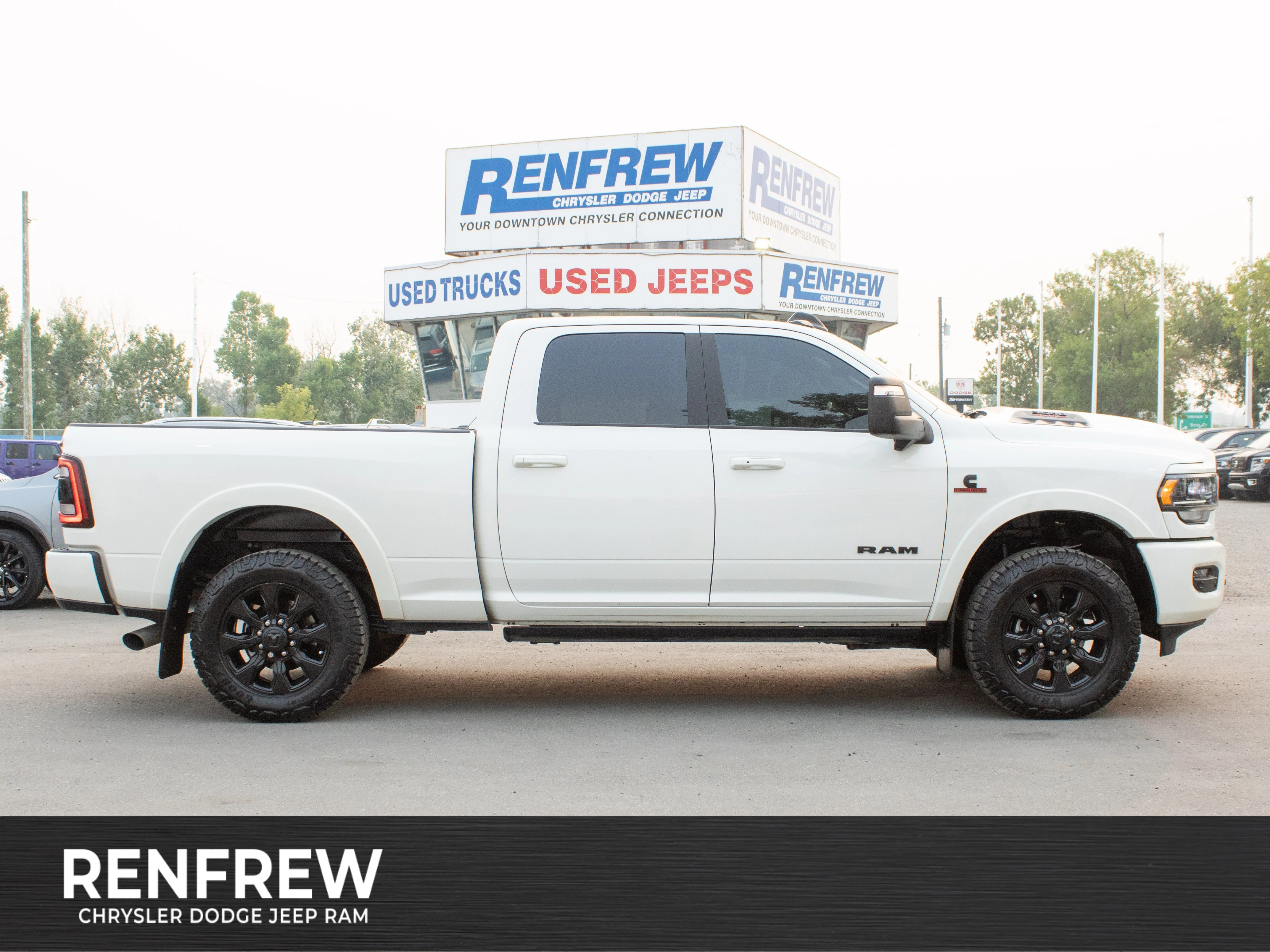 Used 2024 White RAM Limited* Night Edition 4x4 | 6.7L Cummins | Heated & Ventilated Seats | Sunroof | 5th Wheel Prep image 1