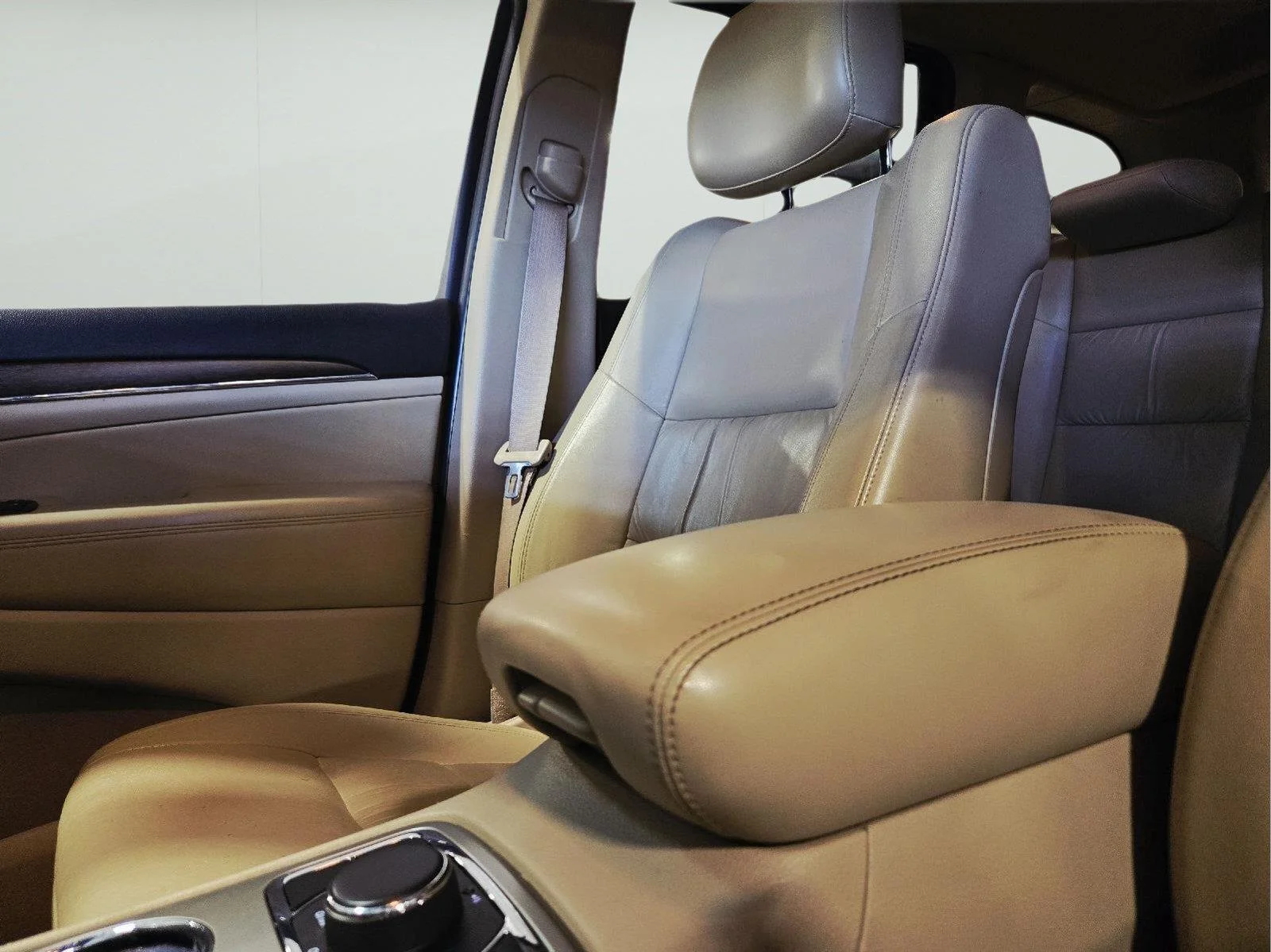 Used 2015 Bright White Clearcoat Jeep Limited image 40
