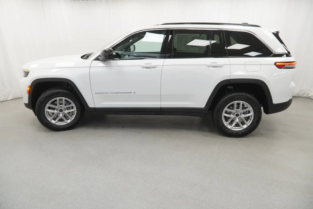 New 2026 Bright White Clear-Coat Exterior Paint Jeep Laredo X image 14